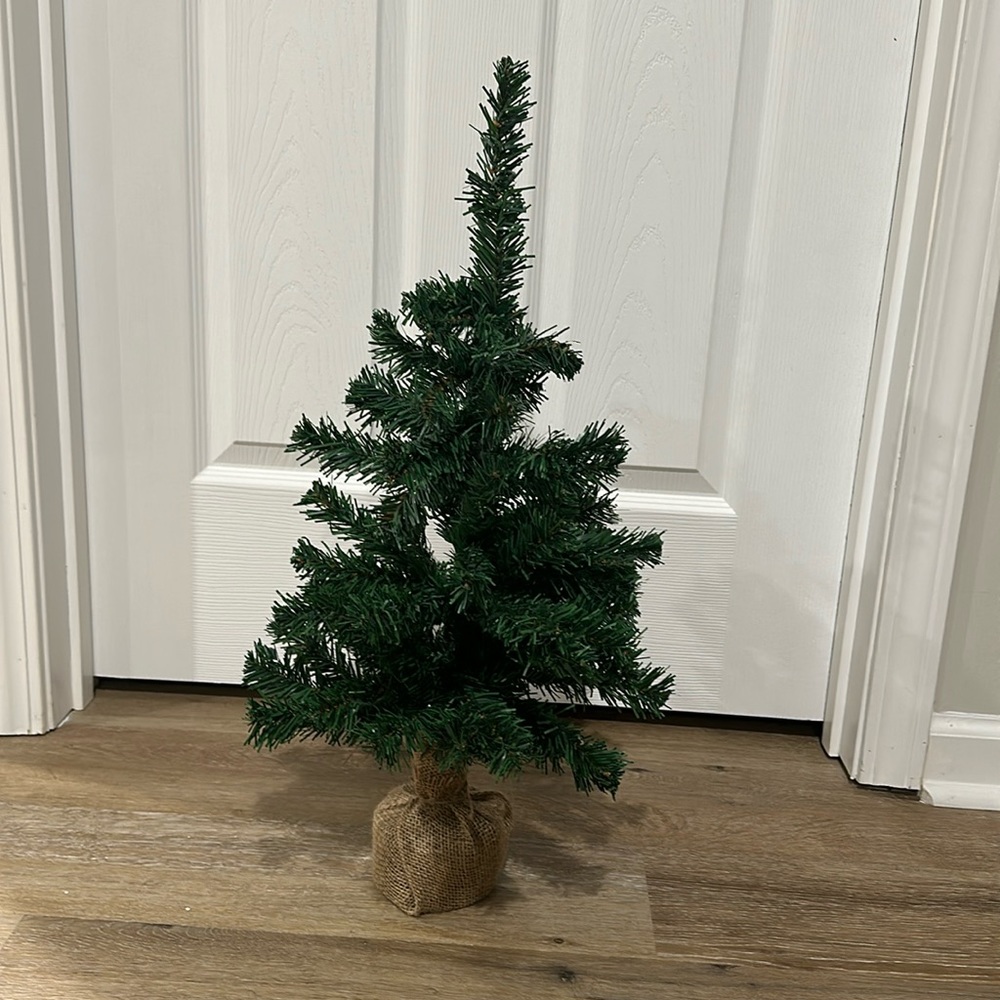 NWT NEVER OPENED burlap covered bottom Christmas tree. Can fluff and decorate.